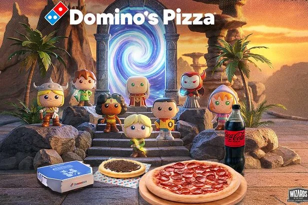 Miniaturas dos personagens de Caverna do Dragão ao lado de uma pizza da Domino’s